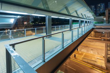 Geceleyin Hong Kong şehir merkezinde modern yaya geçidi.
