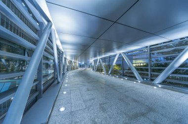 Şehir merkezinde boş modern yaya geçidi.