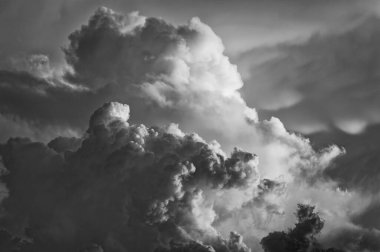 dramatik bulutlar gün batımında siyah beyaz