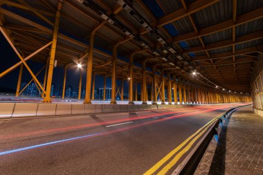 Tüneldeki ışık yolları ve trafik ışıkları. Ulaşım arkaplanı