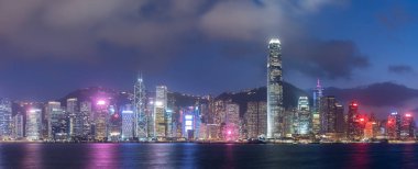 Geceleri Hong Kong 'un Victoria Limanı Panoraması