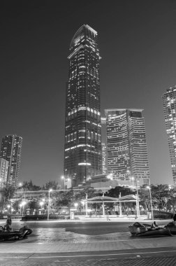 Modern gökdelen ve geceleri Hong Kong 'daki konut binası.