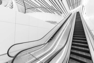 Modern mimaride yürüyen merdivenin iç görünümü