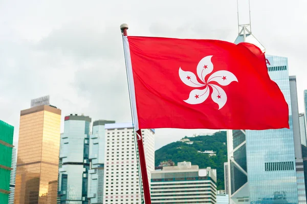 Şehir Silueti Arka Planına Sahip Hong Kong Bayrağı — Stok fotoğraf
