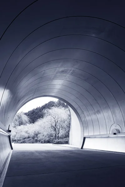 Вихід Футуристичного Тунелю Чорно Білому — стокове фото