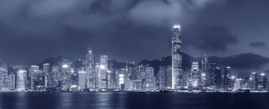 Geceleri Hong Kong 'un Victoria Limanı Panoraması