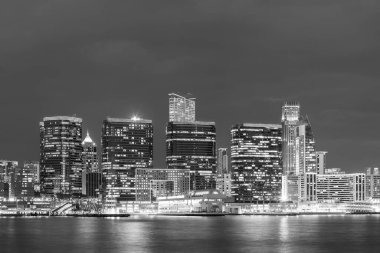 Geceleri Hong Kong şehir merkezinin Skyline 'ı.