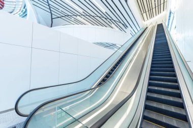 Modern mimaride yürüyen merdivenin iç görünümü