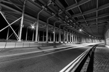 Tüneldeki ışık yolları ve trafik ışıkları. Ulaşım arkaplanı