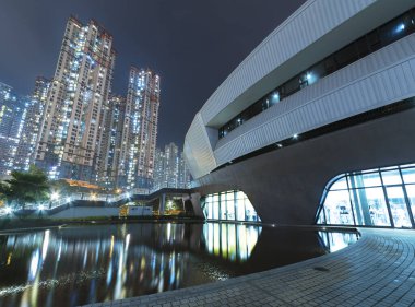 Park 'taki modern mimari ve geceleri Hong Kong' daki yüksek binalar.