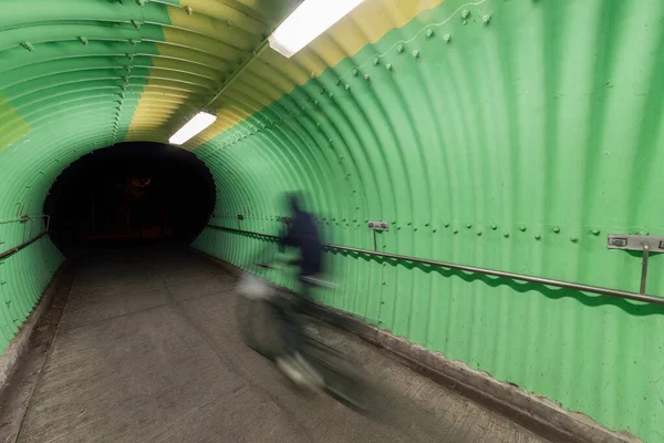 Езда Велосипеде Туннеле — стоковое фото