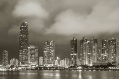 Gece vakti Skyline manzarası ve Hong Kong limanı.