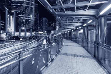 Geceleyin Hong Kong şehir merkezinde modern yaya geçidi.