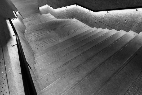 Vieil Escalier Illuminé Dans Noir — Photo