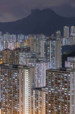 Dağ Aslanı Kayası ve geceleri Hong Kong şehrinin ufuk çizgisi