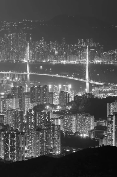 夜の橋と香港市のダウンタウンの空中ビュー — ストック写真
