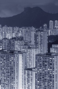 Dağ Aslanı Kayası ve geceleri Hong Kong şehrinin ufuk çizgisi