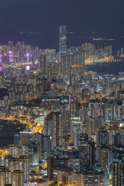 Geceleri Hong Kong şehrinin hava manzarası.