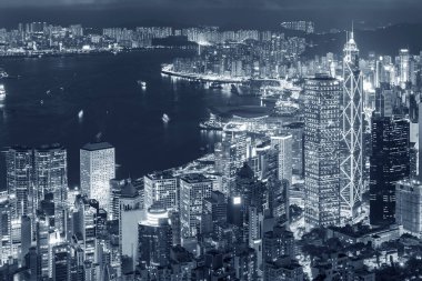 Geceleri Hong Kong 'un Victoria Limanı