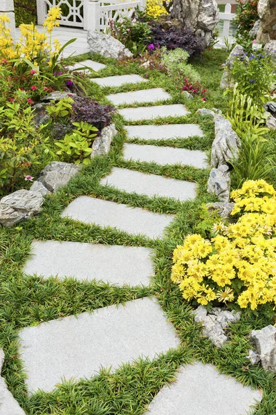 Green Path Ornate Backyard Flower Garden — Stock Photo, Image