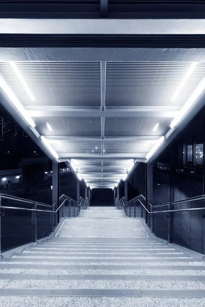 夜の近代的なペディストリアの歩道の階段 — ストック写真