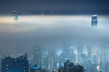 Hong Kong 'daki Victoria limanının puslu gece manzarası