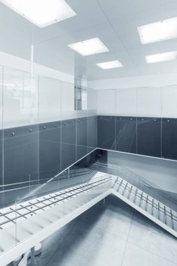 Modern mimaride boş merdivenlerin iç görünümü