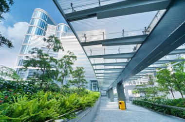 Şehir merkezinde boş modern yaya geçidi.