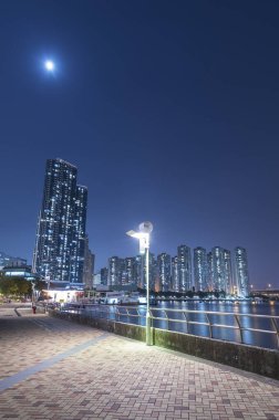 Geceleri Hong Kong 'da yüksek binalar ve limanlar.