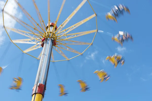 Körhinta Mozgásban Vidámparkban Kék Háttér — Stock Fotó