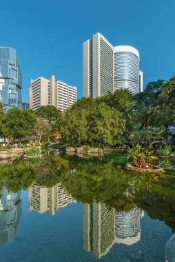 Hong Kong 'un merkez bölgesindeki yüksek katlı ofis binası ve kamu parkı