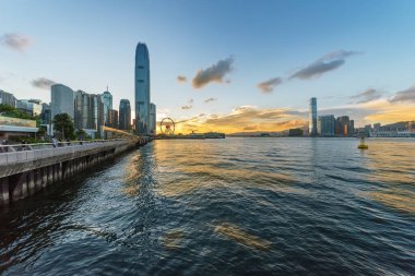 Gün batımında Hong Kong 'un Victoria Limanı