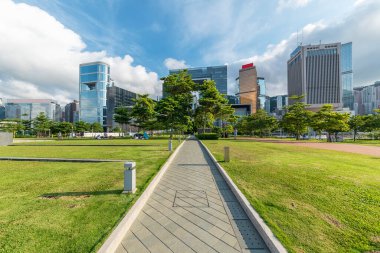 Hong Kong 'un şehir merkezindeki halka açık park ve ufuk çizgisi