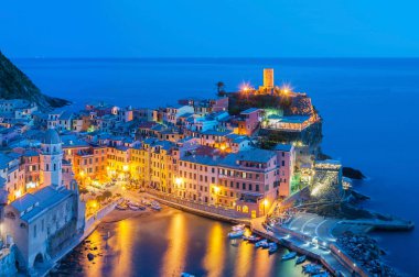Vernazza 'nın Idyllic manzarası, Cinque Terre, Italyat alacakaranlığı