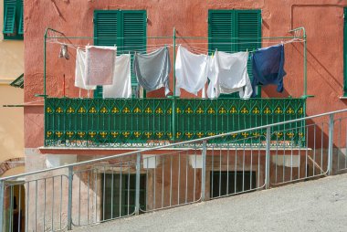 Riomaggiore, Cinque Terre, İtalya 'daki ev çamaşır ipi.