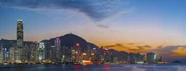 Victoria Limanı Hong Kong Alacakaranlıkta 