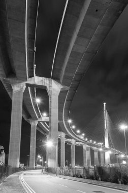 Yükseltilmiş karayolu ve köprü geceleri