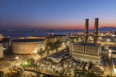 Gün batımında Hong Kong 'da elektrik santrali.