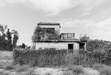 Hong Kong 'da harap olmuş eski bir çiftlik binası.