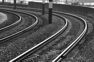 Boş tren yolunu kapatın.