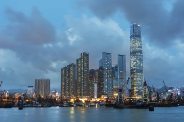 Geceleri Hong Kong 'lu Victoria Limanı' nın silüeti.