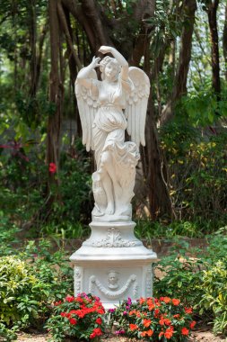 Park 'taki melek heykeli ve pavyon. 