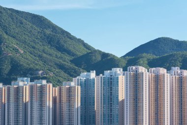 Hong Kong şehrinde yüksek binalar ve dağlar.