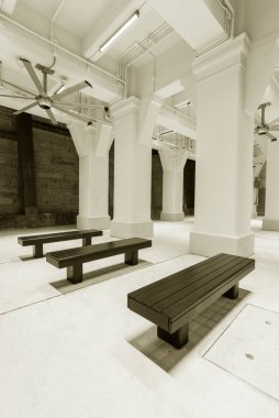 Tarihi binada boş koltuk ve sütun satırı