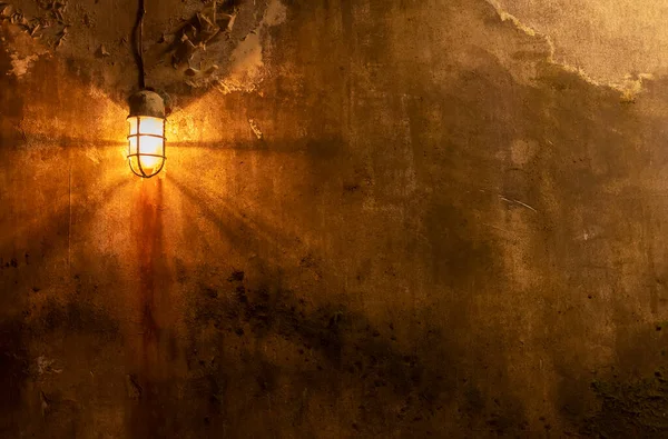 光のついたグランジの壁を着て ヴィンテージ建築の背景 — ストック写真