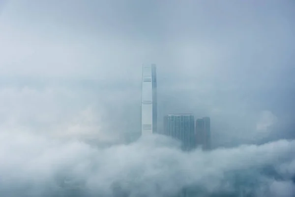 Hong Kong Şehrinin Merkezinde Sisli Bir Gökdelen — Stok fotoğraf