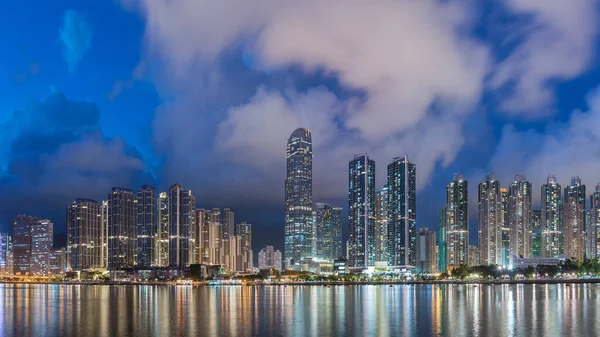 Ufuk Çizgisi Manzarası Hong Kong Şehir Merkezinin Limanı Alacakaranlıkta — Stok fotoğraf