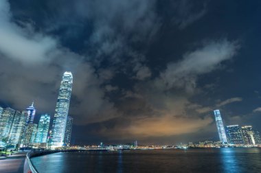 Geceleri Hong Kong 'un Victoria Limanı Panoraması
