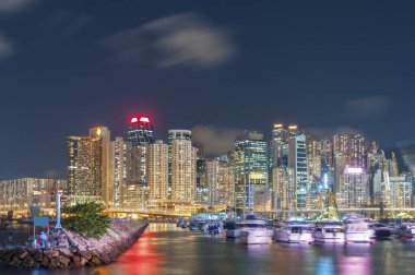 Geceleyin Hong Kong Limanı 'ndaki iskelede.