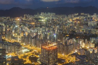 Hong Kong şehrinin hava manzarasının gece manzarası.